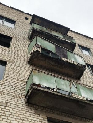 Опасный балкон в общежитии по ул.Соборной