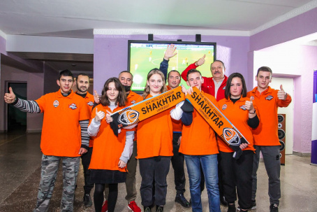 Благотворители организовали для школьников Константиновки просмотр матча «Шахтера»