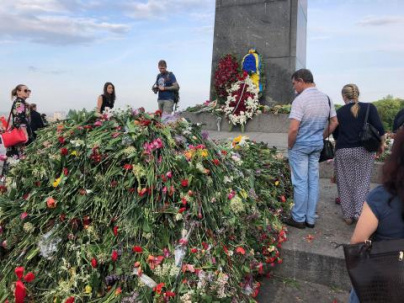 Вечный огонь в Киеве утонул в цветах