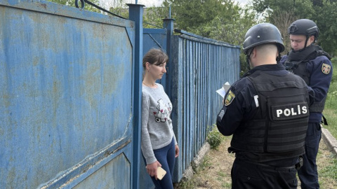 Рятувальники та поліція переконують родини з дітьми евакуюватися Рятувальники та поліція переконують родини з дітьми евакуюватися