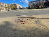 У центрі Дружківки ворожий FPV-дрон поцілив по цивільних пішоходах У центрі Дружківки ворожий FPV-дрон поцілив по цивільних пішоходах