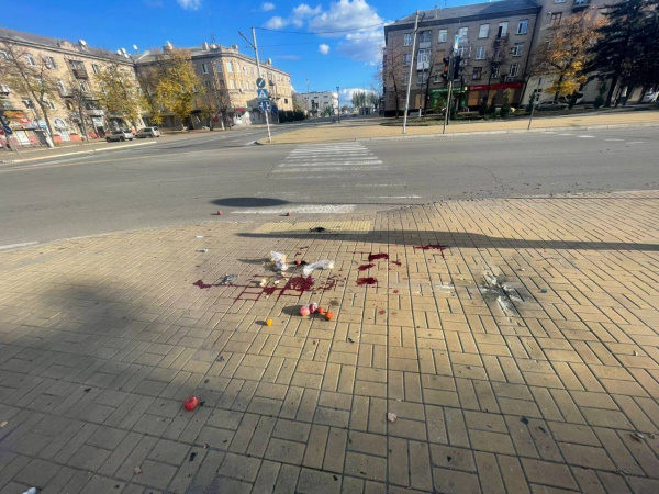 У центрі Дружківки ворожий FPV-дрон поцілив по цивільних пішоходах