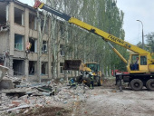 У Миколаївці з-під завалів школи рятувальники вилучили тіло жінки 
