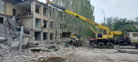 У Миколаївці з-під завалів школи рятувальники вилучили тіло жінки 