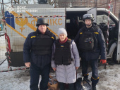 Евакуація з Дружківки: рятувальники допомогли літній жінці виїхати в безпеку