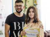 Стилист канала «Украина» провел мастер-класс по макияжу для юной жительницы Дружковки