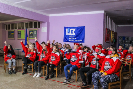 Благотворители организовали просмотр поединка «Донбасс» — «Сокол» для школьников Константиновки