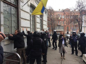В Киеве штурмовали отдел полиции. Есть пострадавшие