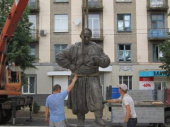 На площади Соборной начали устанавливать памятник казаку Дружко