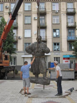 На площади Соборной начали устанавливать памятник казаку Дружко