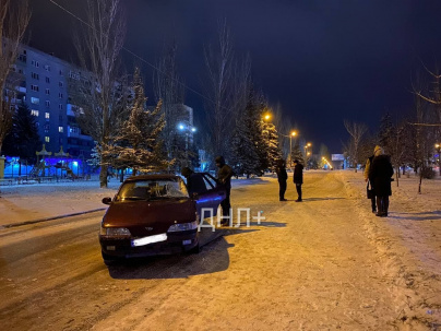 В Дружковке водитель легковушки сбил двух человек в районе Каприза В Дружковке водитель легковушки сбил двух человек в районе Каприза