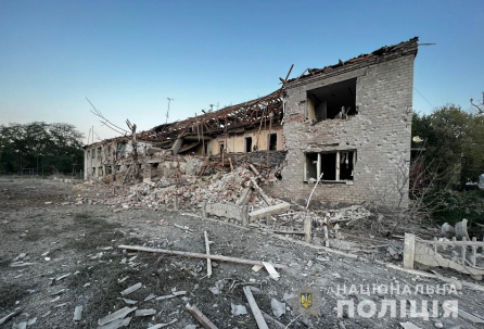 На Донеччині під ударами ворога опинилися школа, пункт видачі гумдопомоги та мирні оселі