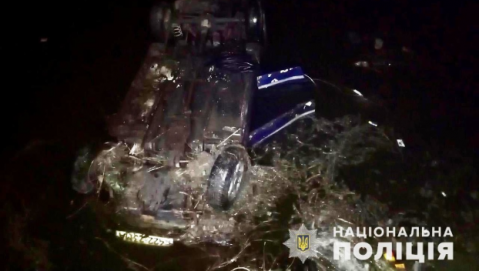 Авто упало в пруд: погибли водитель и два пассажира