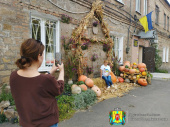 У Дружківці зʼявилась осіння фотозона