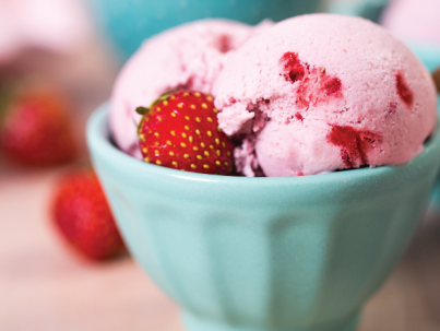 Полезный десерт от Сергея Видулина: мороженое с клубникой и ягодами