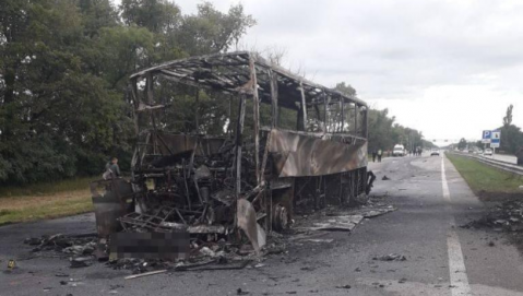 На трассе столкнулись пассажирский автобус и автовоз: один человек погиб, еще 11 пострадали