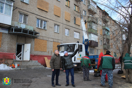 У Дружківці триває ліквідація наслідків ворожих обстрілів У Дружківці триває ліквідація наслідків ворожих обстрілів