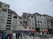 Люди під завалами. У Слов'янську влучання в багатоповерхівку