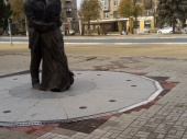 На площади Соборной возле фонтана опять просела плитка