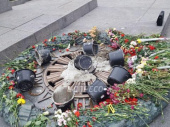 В Киеве Вечный огонь у Могилы Неизвестного солдата залили бетоном