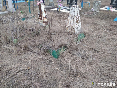 В Дружковке задержали вандала, который разрушил надгробные памятники на кладбище