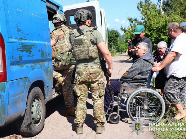 З Дружківки «Білі янголи» евакуювали чотирьох маломобільних людей та собаку