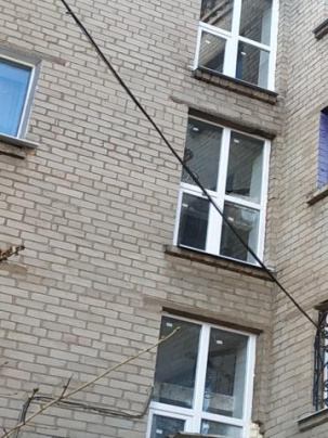 КП «Комсервис» устанавливает пластиковые окна в дружковских подъездах