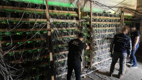 Подключили мощную крипто-ферму к трансформатору: СБУ разоблачила мошенников