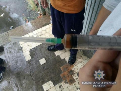 Дружковские полицейские нашли у курильщика на остановке шприц с наркотиками