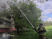 Дружківка: надзвичайники врятували двох людей із багатоповерхівки, ураженої російським дроном