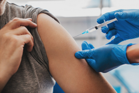 В Украине могут начать вакцинировать подростков