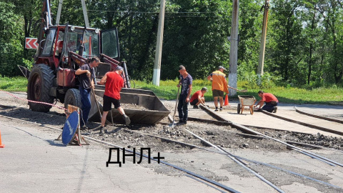 В Дружковке ремонтируют проблемный участок дороги на улице Машиностроителей В Дружковке ремонтируют проблемный участок дороги на улице Машиностроителей
