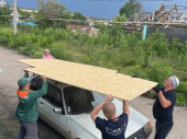 Волонтери надали допомогу мешканцям пошкоджених домівок