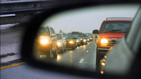 З 1 жовтня водіям на заміських дорогах необхідно вмикати ближнє світло фар