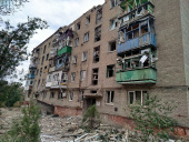 У Дружківці внаслідок обстрілу зруйновано під’їзд п’ятиповерхівки, є поранені