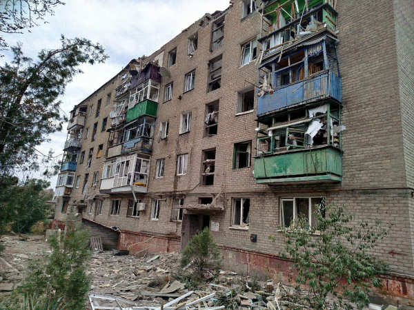 У Дружківці внаслідок обстрілу зруйновано під’їзд п’ятиповерхівки, є поранені