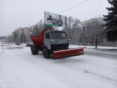 Дружковку засыпает снегом: в городе началась посыпка дорог Дружковку засыпает снегом: в городе началась посыпка дорог