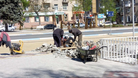 Подрядчик начал исправлять провалы на площади Соборной