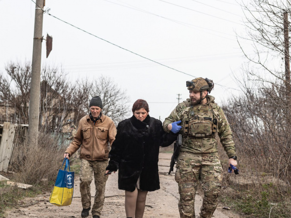 Масовані удари дронів по Дружківській громаді: поранених рятують парамедики поліції
