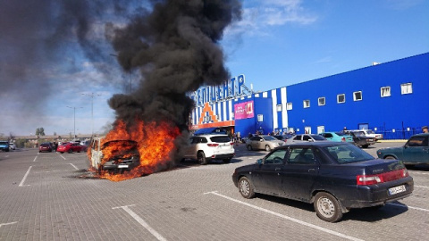 На парковке «Эпицентра» в Краматорске загорелся автомобиль (Фото, видео)
